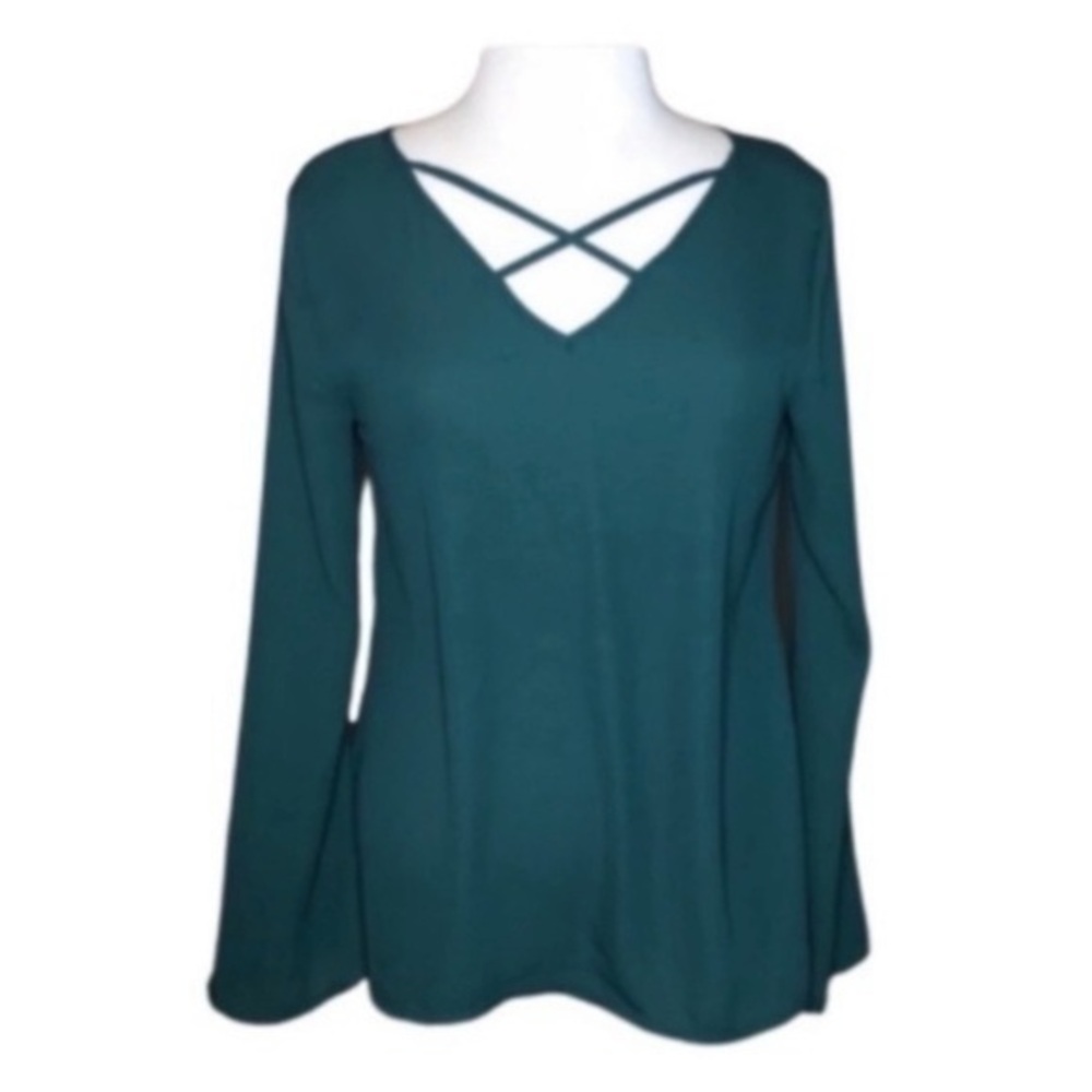 NWT. RUE21 Women’s Criss Cross Top